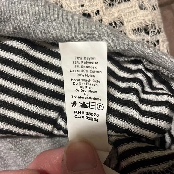 Anthropologie brand 3/4 sleeve lace top size small - Picture 7 of 7